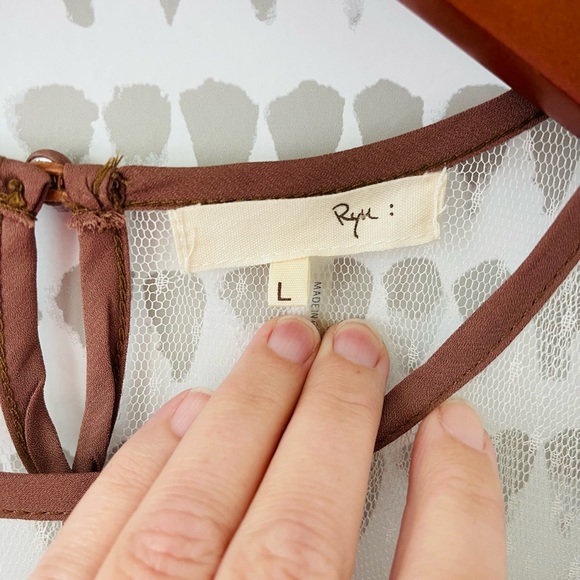 Ryu lace overlay dress with sheer neckline - size Large - Picture 7 of 7